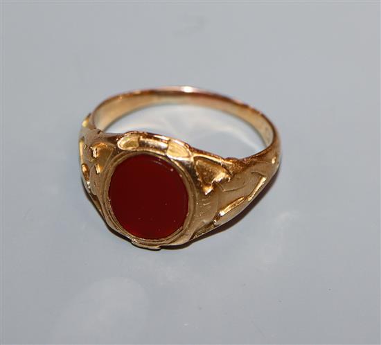 An early 20th century 18ct gold and carnelian set signet ring, size O.